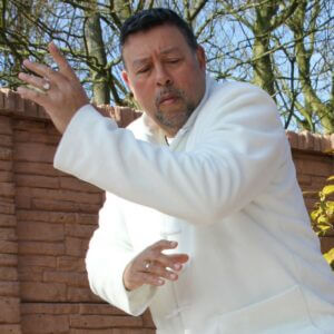 Theo Splinter terwijl hij tai chi en qi gong beoefent